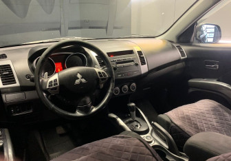Подержанный автомобиль Mitsubishi Outlander 2008 года (8 фото)