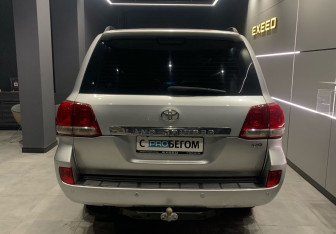 Подержанный автомобиль Toyota Land Cruiser Suv 2009 года (7 фото)