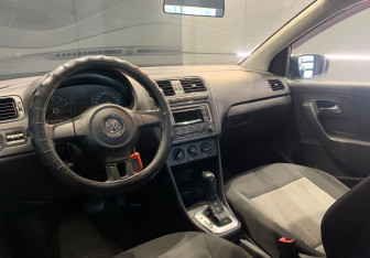 Подержанный автомобиль Volkswagen Polo Sedan 2013 года (9 фото)