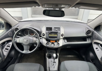 Подержанный автомобиль Toyota RAV4 2011 года (8 фото)