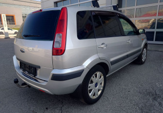 Подержанный автомобиль Ford Fusion 2006 года (11 фото)