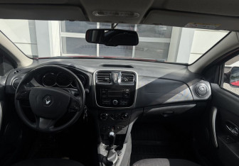 Подержанный автомобиль Renault Sandero 2015 года (14 фото)