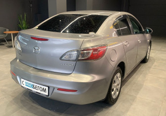 Подержанный автомобиль Mazda Axela Sedan 2010 года (7 фото)