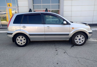 Подержанный автомобиль Ford Fusion 2006 года (12 фото)