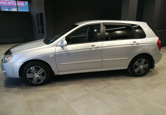 Подержанный автомобиль Kia Cerato Hatchback 2005 года (2 фото)