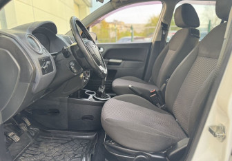 Подержанный автомобиль Ford Fusion 2008 года (10 фото)
