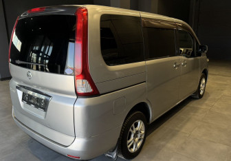 Подержанный автомобиль Nissan Serena Minivan 2006 года (7 фото)