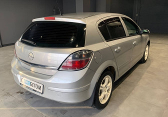 Подержанный автомобиль Opel Astra Sedan 2008 года (5 фото)