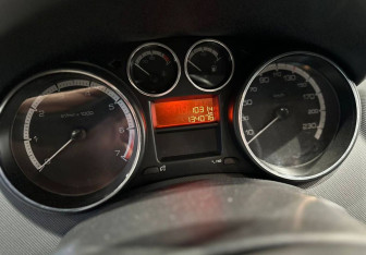 Подержанный автомобиль Peugeot 408 2012 года (13 фото)