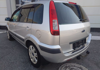 Подержанный автомобиль Ford Fusion 2006 года (3 фото)