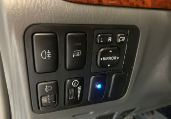 Подержанный автомобиль Toyota Land Cruiser Prado 2003 года (10 фото)