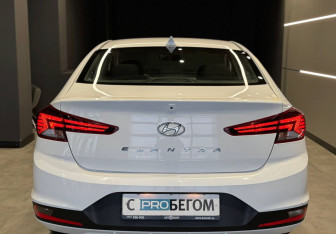 Подержанный автомобиль Hyundai Elantra Sedan 2019 года (6 фото)