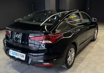 Подержанный автомобиль Hyundai Elantra Sedan 2019 года (5 фото)