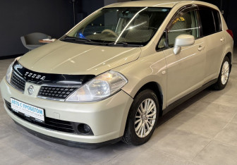 Подержанный автомобиль Nissan Tiida Hatchback 2005 года (2 фото)