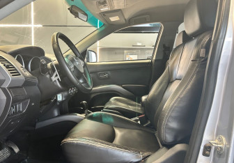 Подержанный автомобиль Mitsubishi Outlander 2010 года (10 фото)