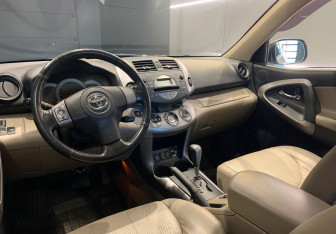Подержанный автомобиль Toyota RAV4 2006 года (11 фото)