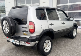 Подержанный автомобиль Chevrolet Niva 2005 года (9 фото)