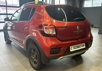 Подержанный автомобиль Renault Sandero 2016 года (8 фото)