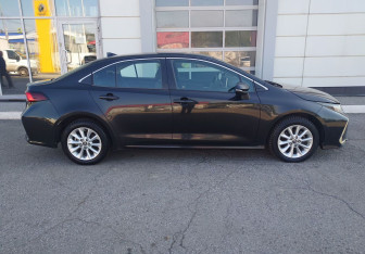 Подержанный автомобиль Toyota Corolla Sedan 2019 года (11 фото)