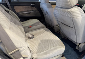 Подержанный автомобиль Honda Stream 2003 года (15 фото)