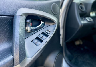 Подержанный автомобиль Toyota RAV4 2010 года (16 фото)