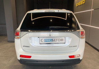 Подержанный автомобиль Mitsubishi Outlander 2014 года (6 фото)