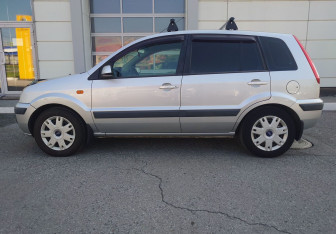 Подержанный автомобиль Ford Fusion 2006 года (2 фото)