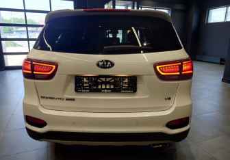 Подержанный автомобиль Kia Sorento 2018 года (15 фото)
