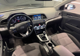 Подержанный автомобиль Hyundai Elantra Sedan 2019 года (9 фото)