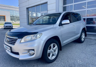 Подержанный автомобиль Toyota RAV4 2010 года (4 фото)