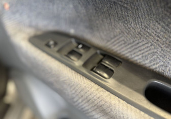 Подержанный автомобиль Mitsubishi Chariot 2001 года (12 фото)