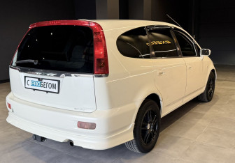 Подержанный автомобиль Honda Stream 2003 года (5 фото)