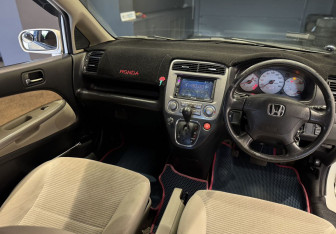 Подержанный автомобиль Honda Stream 2003 года (8 фото)