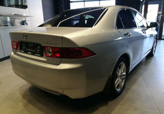 Подержанный автомобиль Honda Accord Sedan 2004 года (7 фото)