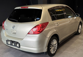Подержанный автомобиль Nissan Tiida Hatchback 2005 года (5 фото)