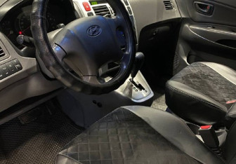 Подержанный автомобиль Hyundai Tucson 2005 года (7 фото)