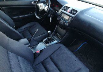 Подержанный автомобиль Honda Accord Sedan 2004 года (15 фото)