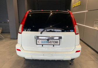 Подержанный автомобиль Nissan X-Trail 2002 года (6 фото)