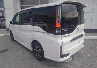 Подержанный автомобиль Honda Stepwgn 2021 года (3 фото)