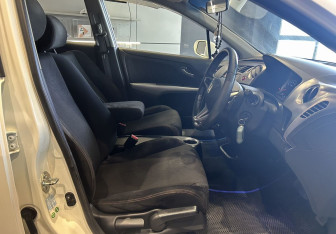Подержанный автомобиль Honda Stream 2009 года (10 фото)