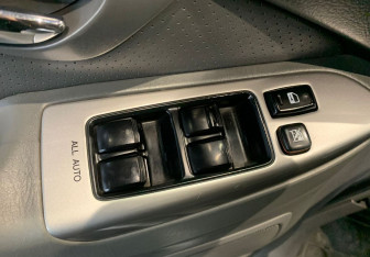 Подержанный автомобиль Toyota Land Cruiser Prado 2003 года (8 фото)