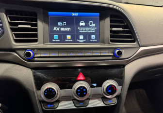 Подержанный автомобиль Hyundai Elantra Sedan 2019 года (11 фото)