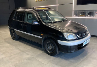 Подержанный автомобиль Toyota Raum 2000 года (2 фото)
