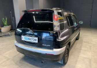 Подержанный автомобиль Toyota Raum 2000 года (5 фото)