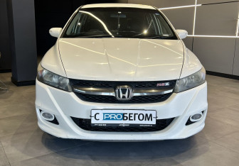 Подержанный автомобиль Honda Stream 2009 года (3 фото)