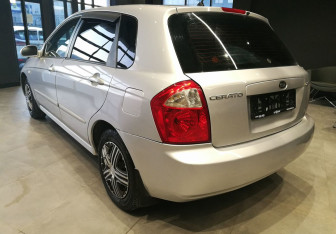 Подержанный автомобиль Kia Cerato Hatchback 2005 года (3 фото)