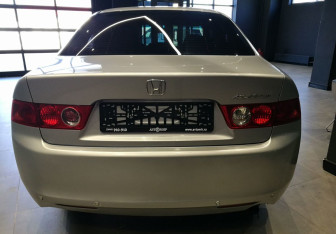 Подержанный автомобиль Honda Accord Sedan 2004 года (6 фото)