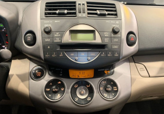 Подержанный автомобиль Toyota RAV4 2006 года (9 фото)