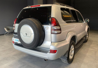Подержанный автомобиль Toyota Land Cruiser Prado 2003 года (7 фото)