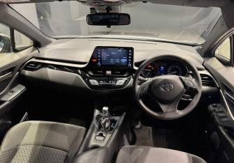 Подержанный автомобиль Toyota C-HR 2020 года (8 фото)